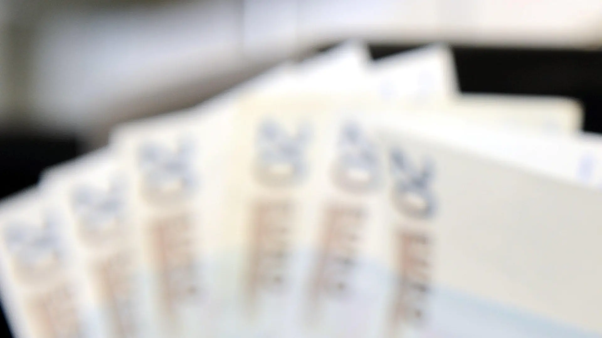 ILLUSTRATION - ARCHIV - Euro-Geldscheine werden am 14.05.2012 vor einen Stromzähler gehalten. Heizöl, Gas und Strom werden immer teurer. Durch hohe Rohölpreise, den schwachen Euro und die Kosten der Energiewende geraten immer mehr Haushalte in die Klemme. Lag die Strom-Monatsrechnung für einen Drei-Personen-Haushalt vor zehn Jahren noch bei 47 Euro, so sind es mittlerweile mehr als 75 Euro, mit weiter steigender Tendenz. Foto: Bernd Weißbrod dpa (Zu dpa-Korr.: «Ölpreis und Energiewende setzen private Haushalte unter Druck» vom 23.08.2012) +++(c) dpa - Bildfunk+++