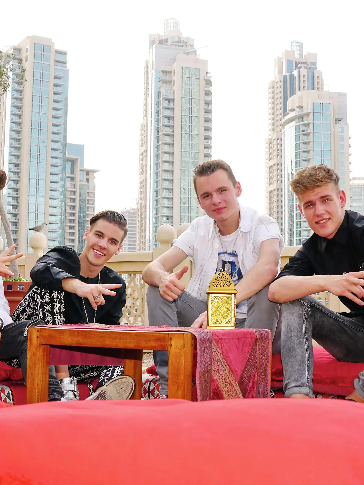 Giuseppe Riggio, Dominic Fritz, Sandro Brehorst und Christian Tesch (v.l.) vor der Skyline von Dubai-City.

