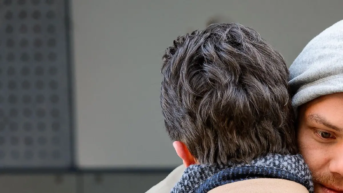 Nun ist der Moment des endgültigen Abschieds gekommen: Thomas (Daniel Brockhaus, l.) muss Leo (Julian Bayer) schweren Herzens in eine ungewisse Zukunft verabschieden...