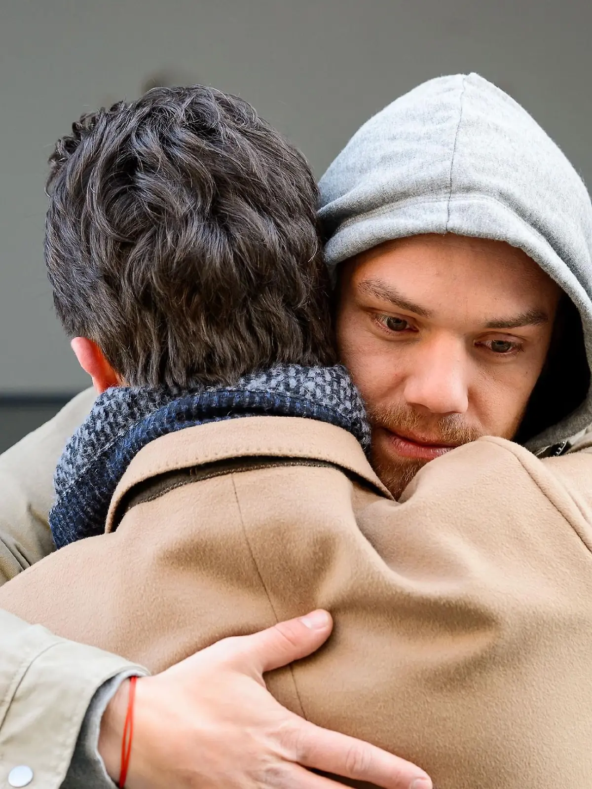 Nun ist der Moment des endgültigen Abschieds gekommen: Thomas (Daniel Brockhaus, l.) muss Leo (Julian Bayer) schweren Herzens in eine ungewisse Zukunft verabschieden...