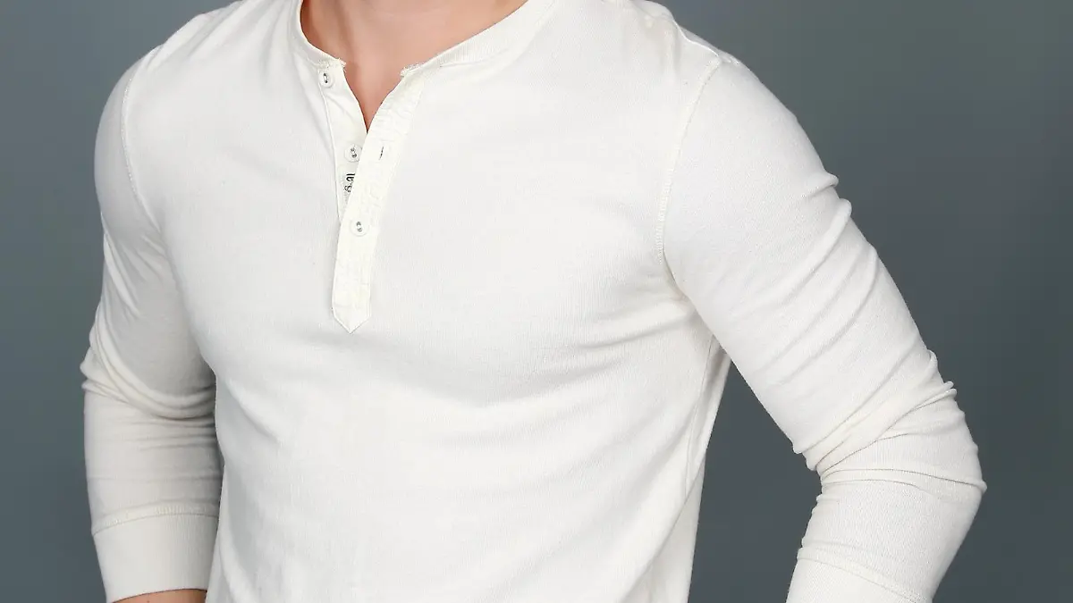 Julian Bayer spielt Leo Brück