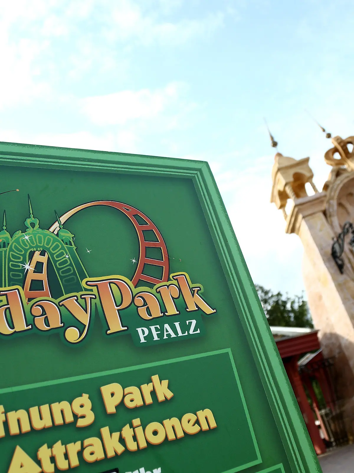 ARCHIV - Der Eingangsbereich des Holiday Parks in Haßloch (Rheinland-Pfalz), aufgenommen am 15.08.2014. Ein elfjähriges Mädchen war in dem Freizeitpark in der Pfalz von einem Karussell mitgeschleift und getötet worden. Foto: Markus Proßwitz/dpa  (zu dpa «Prozess um tödlichen Unfall im Freizeitpark geht zu Ende» vom 01.06.2016) +++(c) dpa - Bildfunk+++