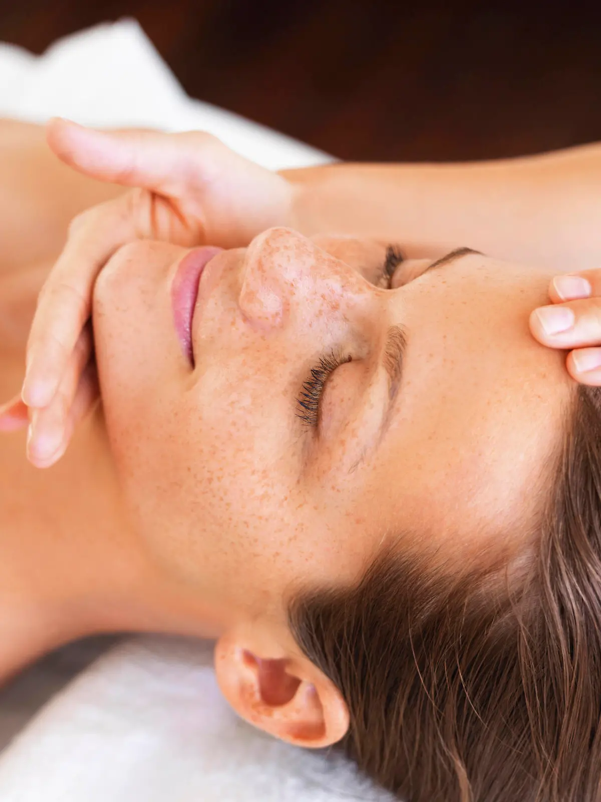 Woman relaxing in spa Keine Weitergabe an Drittverwerter.