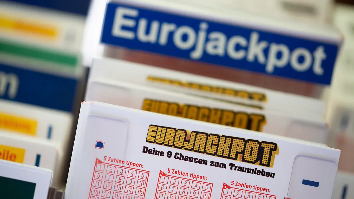 ARCHIV - 20.05.2022, Nordrhein-Westfalen, Köln: Lottoscheine mit der Aufschrift "Euro Jackpot" liegen in einer Lotto-Annahmestelle. Einen dreistelligen Millionenbetrag können europäische Lottospieler bei der Ziehung des Eurojackpots am Freitagabend (15.07.) im finnischen Helsinki einstreichen. (zu dpa: «Riesenchance beim Eurojackpot - mehr als 100 Millionen Euro möglich») Foto: Thomas Banneyer/dpa +++ dpa-Bildfunk +++