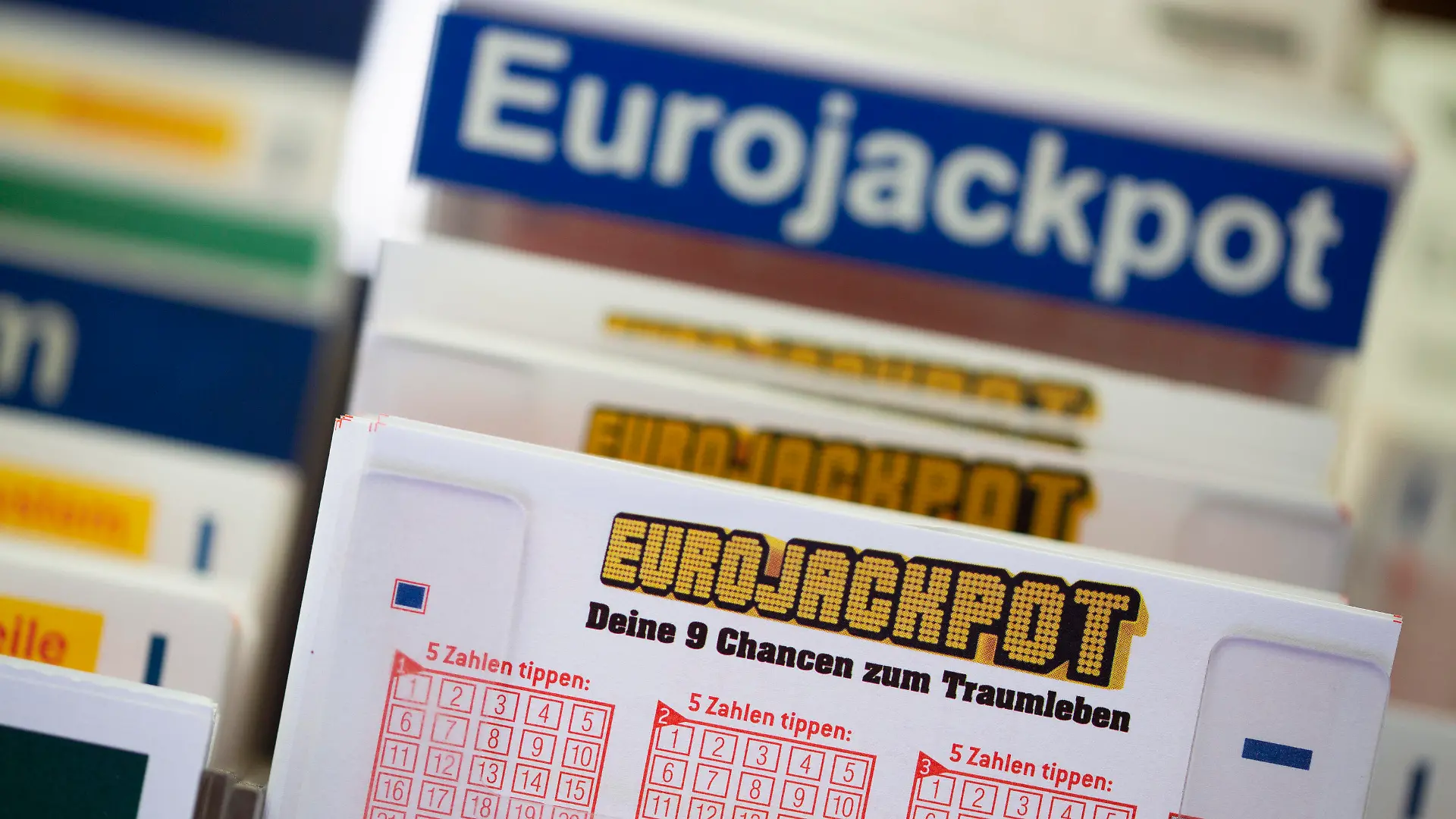 ARCHIV - 20.05.2022, Nordrhein-Westfalen, Köln: Lottoscheine mit der Aufschrift "Euro Jackpot" liegen in einer Lotto-Annahmestelle. Einen dreistelligen Millionenbetrag können europäische Lottospieler bei der Ziehung des Eurojackpots am Freitagabend (15.07.) im finnischen Helsinki einstreichen. (zu dpa: «Riesenchance beim Eurojackpot - mehr als 100 Millionen Euro möglich») Foto: Thomas Banneyer/dpa +++ dpa-Bildfunk +++