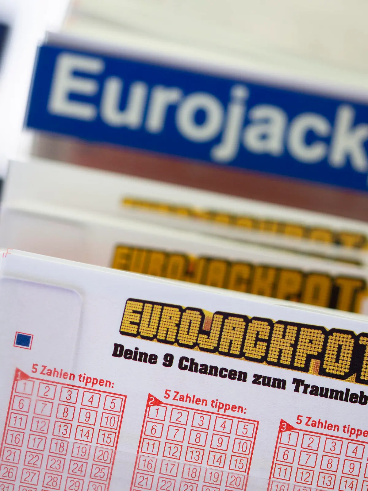 ARCHIV - 20.05.2022, Nordrhein-Westfalen, Köln: Lottoscheine mit der Aufschrift "Euro Jackpot" liegen in einer Lotto-Annahmestelle. Einen dreistelligen Millionenbetrag können europäische Lottospieler bei der Ziehung des Eurojackpots am Freitagabend (15.07.) im finnischen Helsinki einstreichen. (zu dpa: «Riesenchance beim Eurojackpot - mehr als 100 Millionen Euro möglich») Foto: Thomas Banneyer/dpa +++ dpa-Bildfunk +++