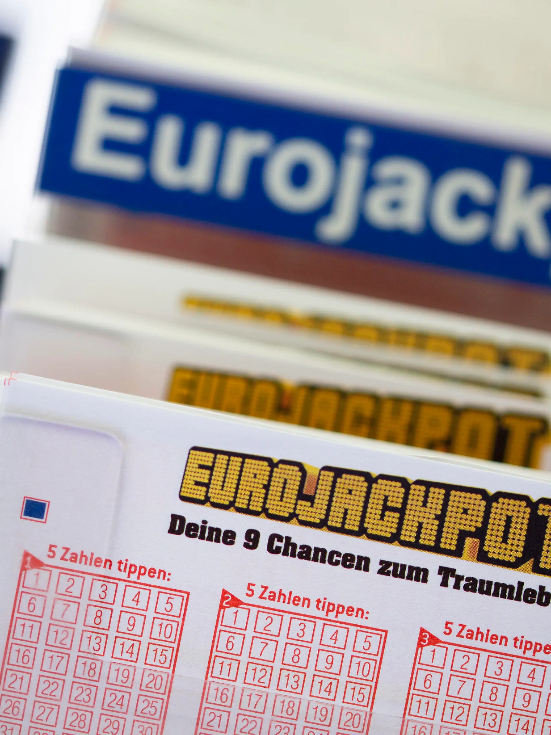 ARCHIV - 20.05.2022, Nordrhein-Westfalen, Köln: Lottoscheine mit der Aufschrift "Euro Jackpot" liegen in einer Lotto-Annahmestelle. Einen dreistelligen Millionenbetrag können europäische Lottospieler bei der Ziehung des Eurojackpots am Freitagabend (15.07.) im finnischen Helsinki einstreichen. (zu dpa: «Riesenchance beim Eurojackpot - mehr als 100 Millionen Euro möglich») Foto: Thomas Banneyer/dpa +++ dpa-Bildfunk +++