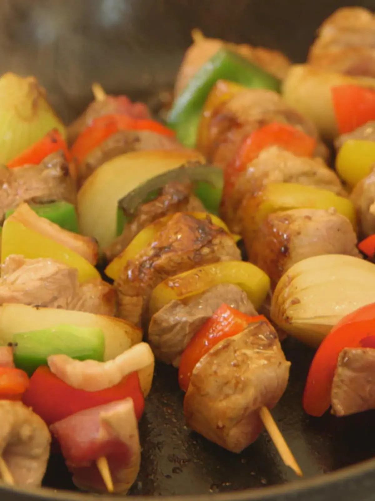 Bild zu: "Schaschlik-Spieße mit Tomaten-Paprika-Sauce selber machen"