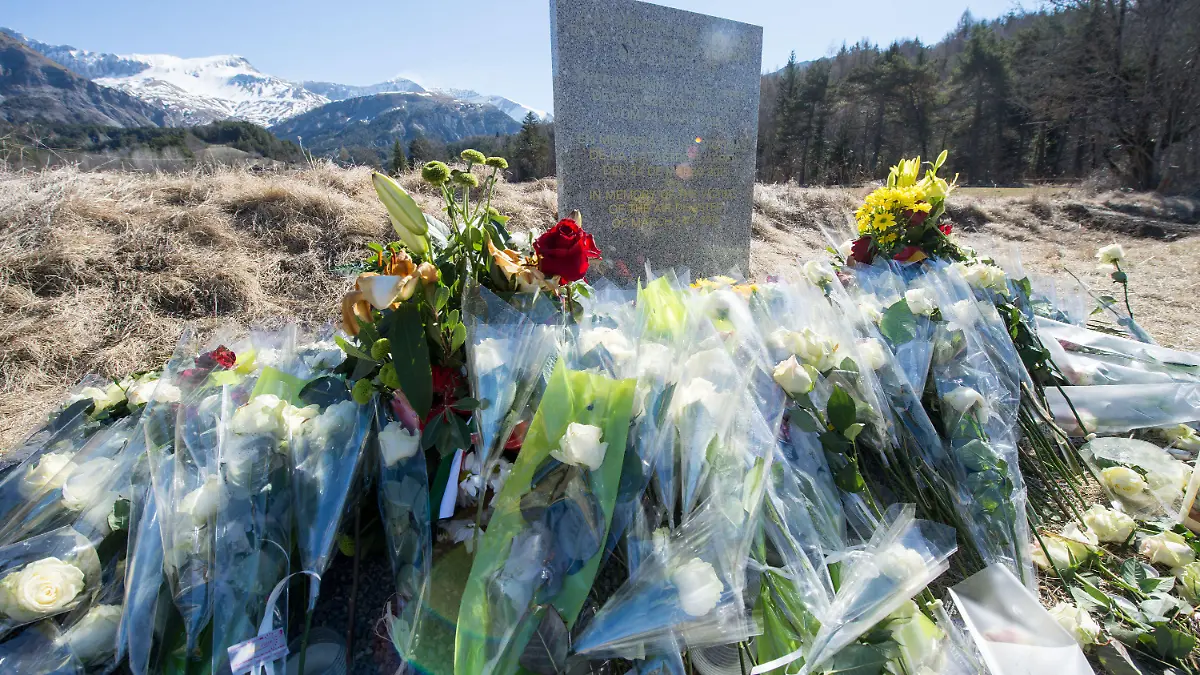 ARCHIV - Inmitten von Blumen steht eine steinerne Gedenkstele mit der Aufschrift "In Erinnerung an die Opfer des Flugzeugunglücks vom 24. März 2015" (Foto vom 27.03.2015). Nach der Germanwings-Katastrophe haben Angehörige der ums Leben gekommenen Schüler und Lehrer aus Haltern einen wütenden Brief an Lufthansa-Chef Spohr geschickt. In dem Schreiben empören sich die Verwandten vor allem über eine fehlende Entschuldigung des Konzernchefs, außerdem habe Spohr nicht den Kontakt zu den trauernden Angehörigen gesucht.  Foto: Peter Kneffel/dpa +++(c) dpa - Bildfunk+++