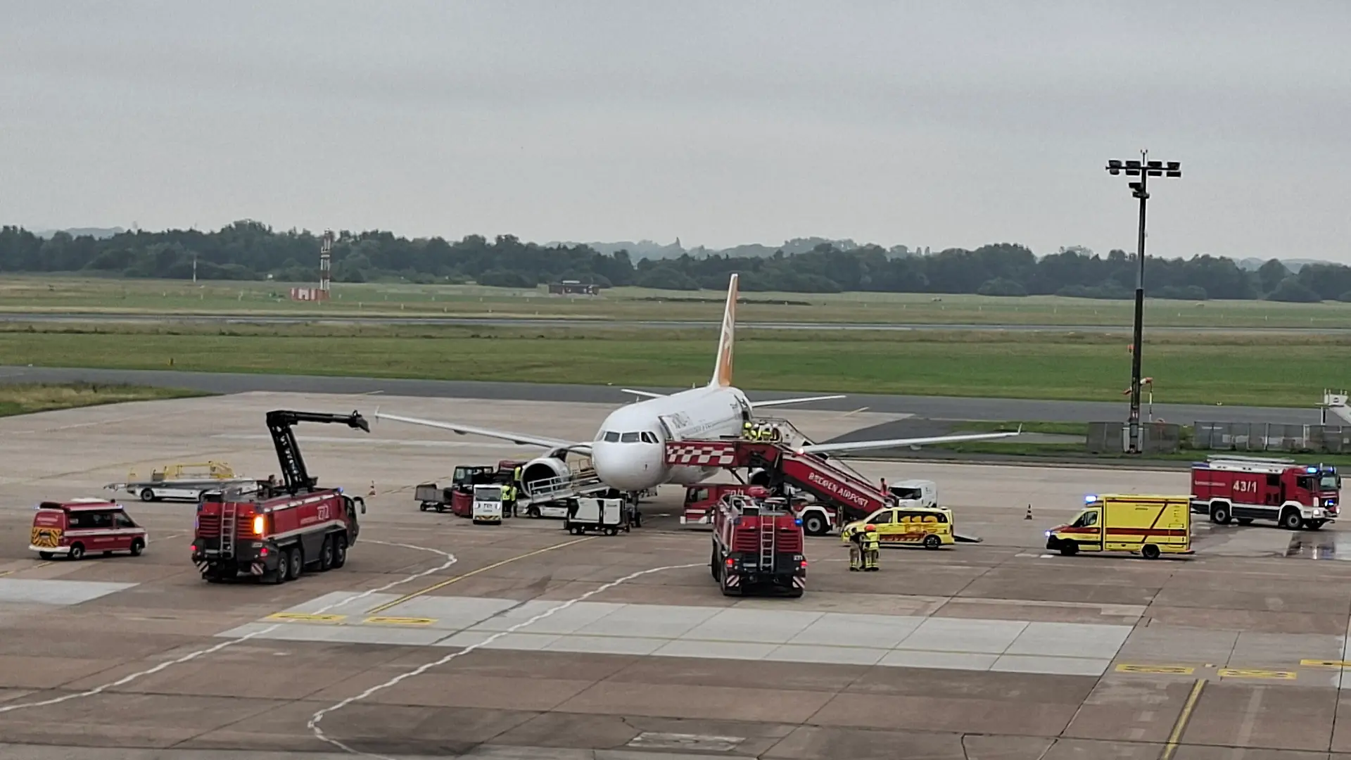 Ein Flugzeug der Fluggesellschaft Sundair steht auf dem Flughafen. Der Flieger ist am Samstagmorgen kurz nach dem Start zum Bremer Flughafen zurückgekehrt. Grund dafür war laut einer Unternehmenssprecherin leichter Dampf, den die Crew an Bord bemerkte. Aus Sicherheitsgründen entschied sich die Besatzung zur sofortigen Umkehr.