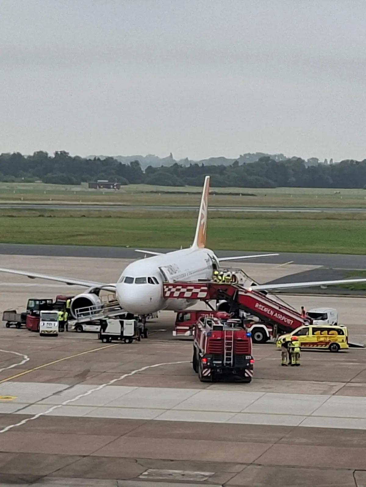 Ein Flugzeug der Fluggesellschaft Sundair steht auf dem Flughafen. Der Flieger ist am Samstagmorgen kurz nach dem Start zum Bremer Flughafen zurückgekehrt. Grund dafür war laut einer Unternehmenssprecherin leichter Dampf, den die Crew an Bord bemerkte. Aus Sicherheitsgründen entschied sich die Besatzung zur sofortigen Umkehr.