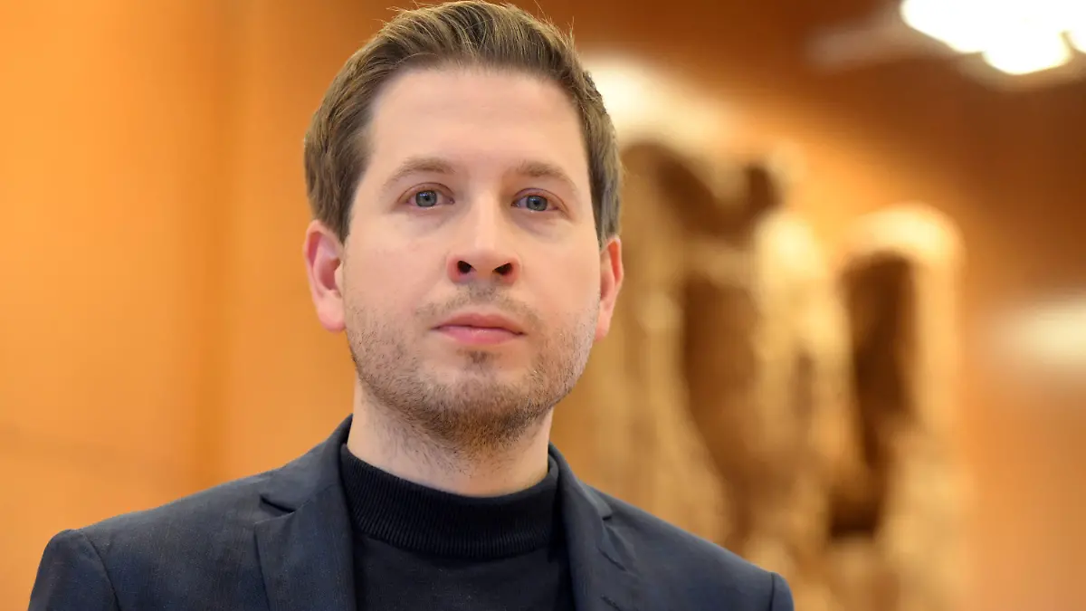 24.01.2023, Baden-Württemberg, Karlsruhe: Kevin Kühnert, Generalsekretär der SPD, wartet im Bundesverfassungsgericht auf den Beginn einer Urteilsverkündung zur staatlichen Parteienfinanzierung. Laut dem Urteil ist die Anhebung der absoluten Obergrenze für die staatliche Parteienfinanzierung verfassungswidrig. Foto: Uli Deck/dpa +++ dpa-Bildfunk +++