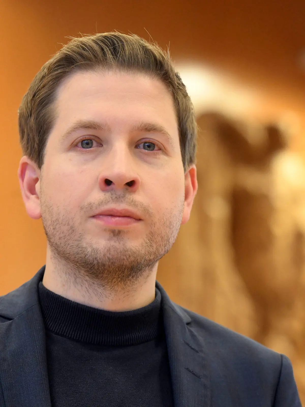24.01.2023, Baden-Württemberg, Karlsruhe: Kevin Kühnert, Generalsekretär der SPD, wartet im Bundesverfassungsgericht auf den Beginn einer Urteilsverkündung zur staatlichen Parteienfinanzierung. Laut dem Urteil ist die Anhebung der absoluten Obergrenze für die staatliche Parteienfinanzierung verfassungswidrig. Foto: Uli Deck/dpa +++ dpa-Bildfunk +++