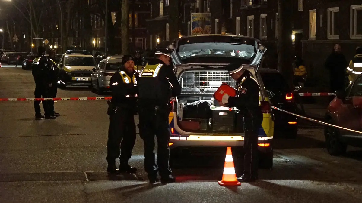 28.01.2023, Hamburg-Barmbek, Hamburg: Polizisten stehen an einem Einsatzfahrzeug. Ein Mann hat am Samstagnachmittag im Hamburger Stadtteil Barmbek auf offener Straße eine Frau mit einem Messer angegriffen. Der Täter sei auf der Flucht, sagte eine Polizeisprecherin am Abend. Foto: -/Citynewstv/dpa +++ dpa-Bildfunk +++