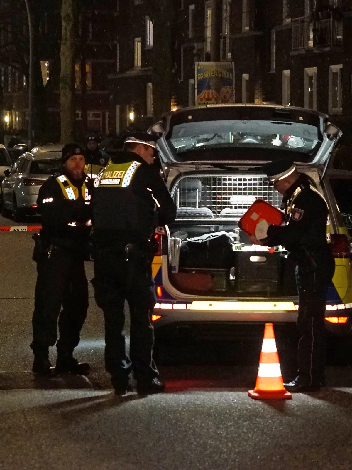 28.01.2023, Hamburg-Barmbek, Hamburg: Polizisten stehen an einem Einsatzfahrzeug. Ein Mann hat am Samstagnachmittag im Hamburger Stadtteil Barmbek auf offener Straße eine Frau mit einem Messer angegriffen. Der Täter sei auf der Flucht, sagte eine Polizeisprecherin am Abend. Foto: -/Citynewstv/dpa +++ dpa-Bildfunk +++