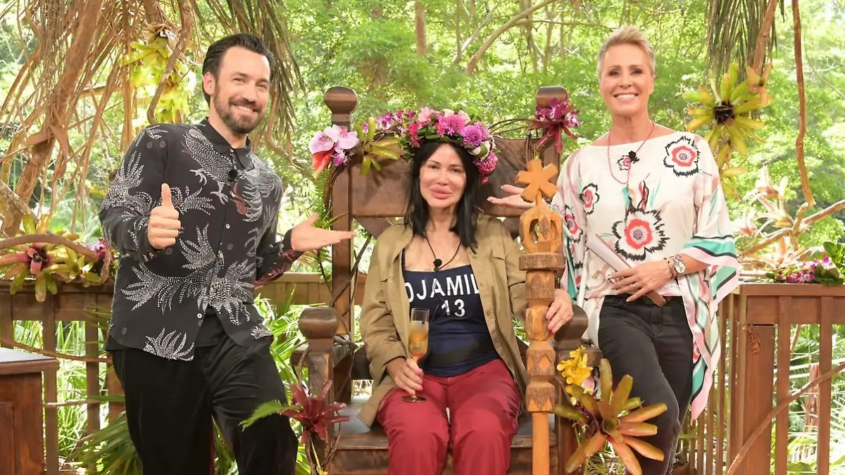 Jan Köppen und Sonja Zietlow mit Dschungelkönigin 2023 Djamila Rowe