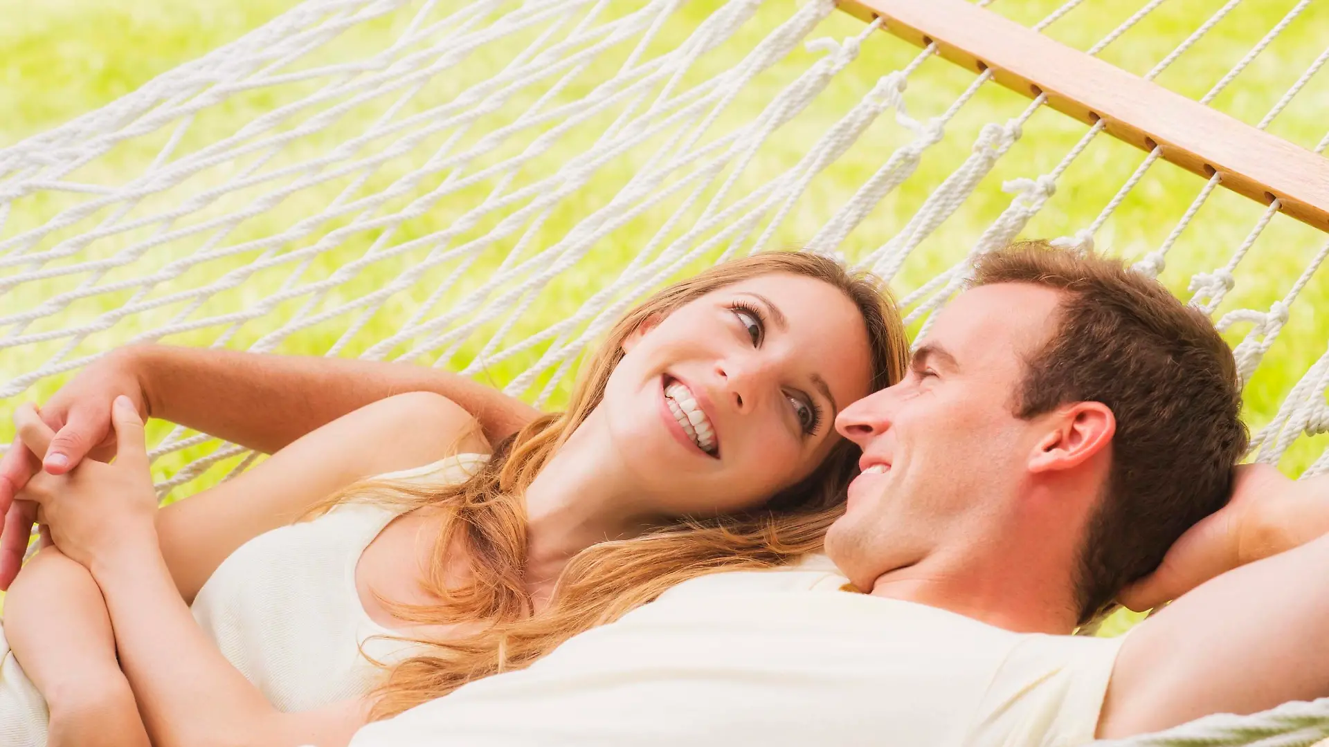 Couple relaxing in hammock Keine Weitergabe an Drittverwerter.