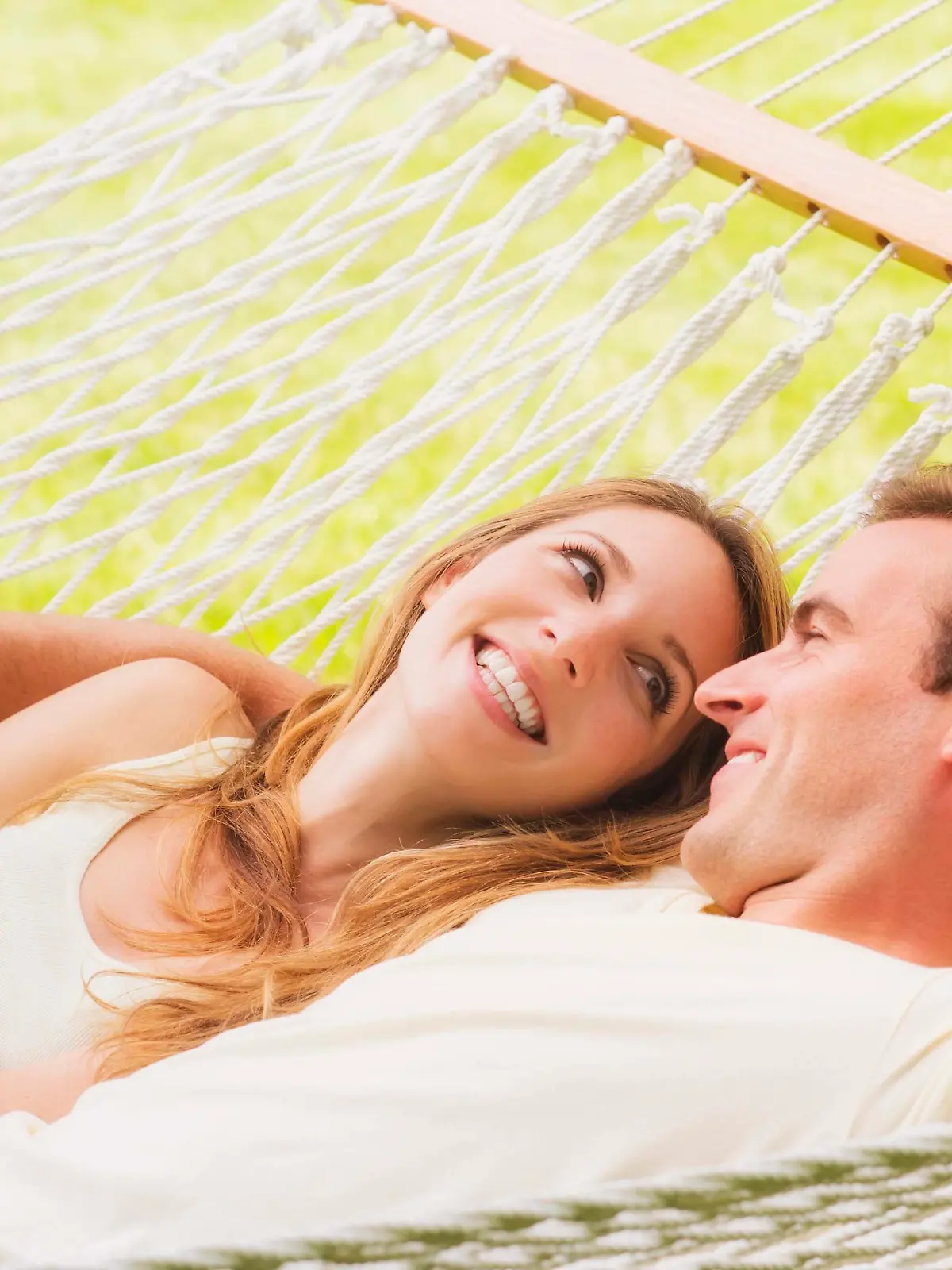 Couple relaxing in hammock Keine Weitergabe an Drittverwerter.
