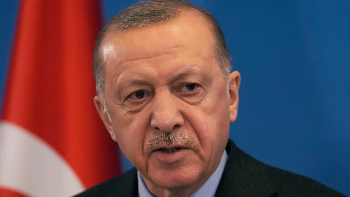 ARCHIV - 24.03.2022, Belgien, Brüssel: Recep Tayyip Erdogan, Präsident der Türkei, nimmt an einer Pressekonferenz nach dem Nato Sondergipfel im Nato Hauptquartier teil. (zu dpa "Erdogan wütet gegen Schweden - auch mit Blick auf Wiederwahl") Foto: Markus Schreiber/AP/dpa +++ dpa-Bildfunk +++