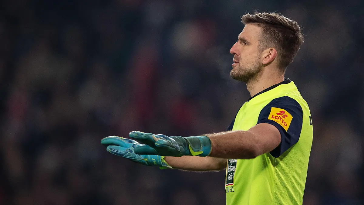 28.01.2023, Niedersachsen, Hannover: Fußball: 2. Bundesliga, Hannover 96 - 1. FC Kaiserslautern, 18. Spieltag, Heinz von Heiden-Arena. Kaiserslauterns Torwart Andreas Luthe hat nach eigenen Angaben Hass-Nachrichten von Hannoveraner Anhängern erhalten. (zu dpa: «Hass-Nachrichten: Hannover 96 unterstützt FCK-Keeper Luthe») Foto: Swen Pförtner/dpa +++ dpa-Bildfunk +++