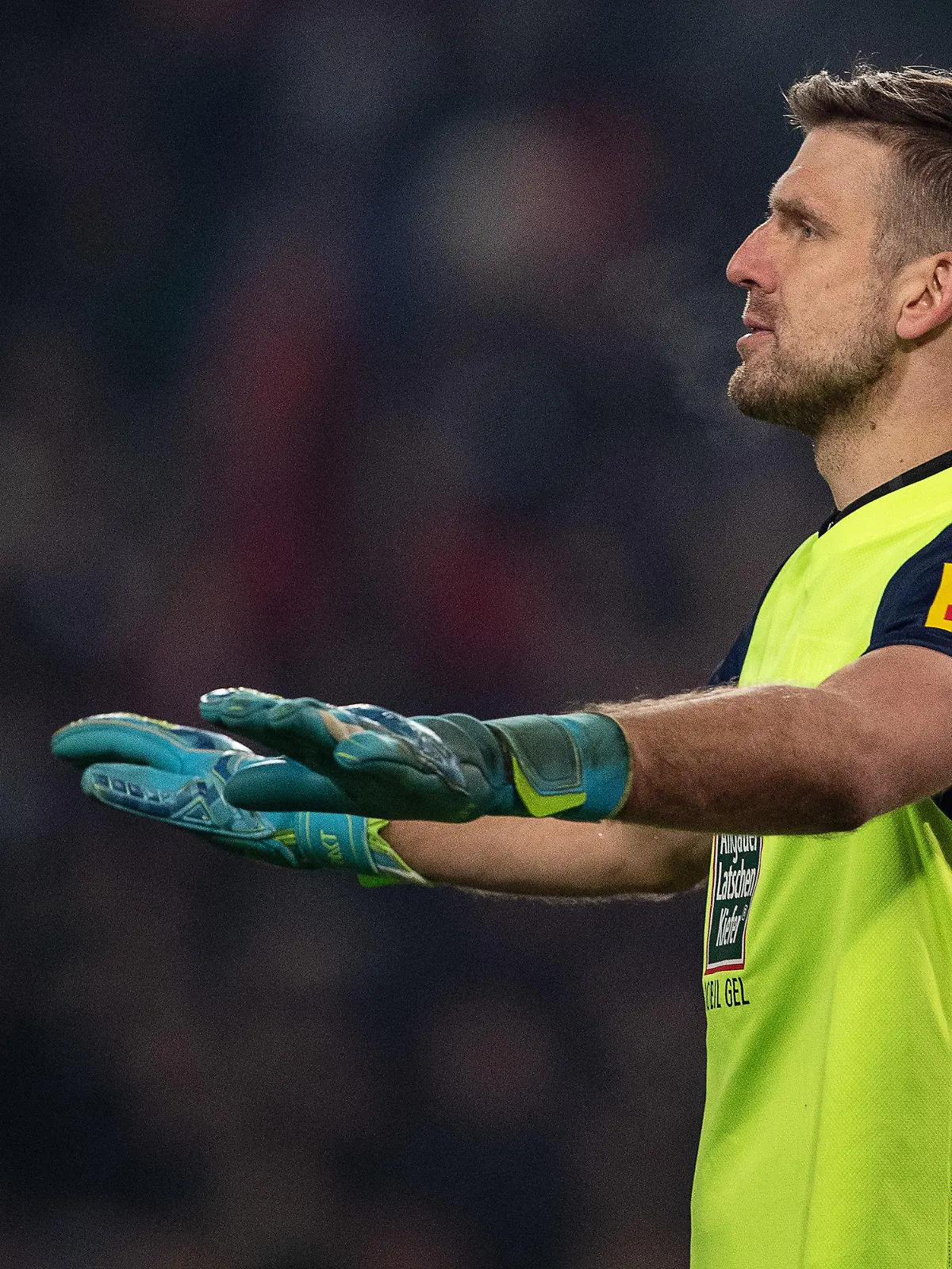 28.01.2023, Niedersachsen, Hannover: Fußball: 2. Bundesliga, Hannover 96 - 1. FC Kaiserslautern, 18. Spieltag, Heinz von Heiden-Arena. Kaiserslauterns Torwart Andreas Luthe hat nach eigenen Angaben Hass-Nachrichten von Hannoveraner Anhängern erhalten. (zu dpa: «Hass-Nachrichten: Hannover 96 unterstützt FCK-Keeper Luthe») Foto: Swen Pförtner/dpa +++ dpa-Bildfunk +++