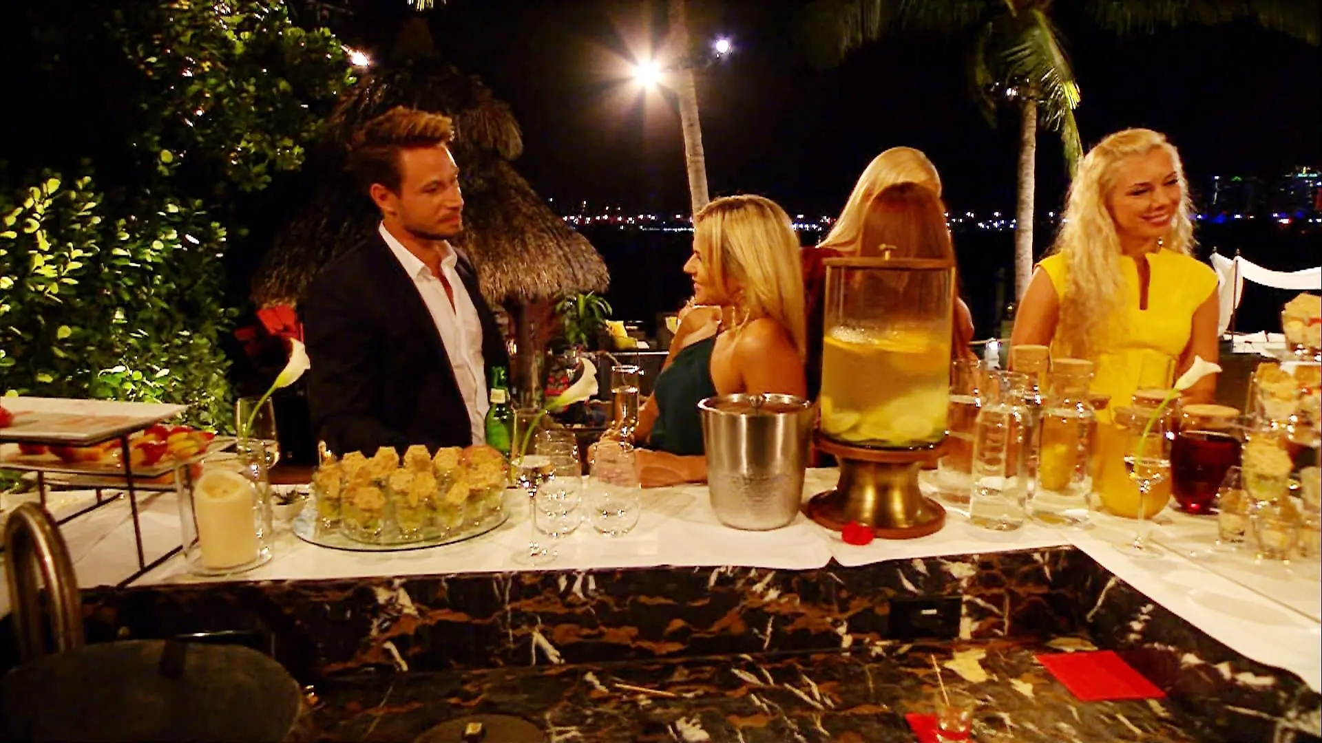 Sabrina möchte noch einmal mit Sebastian sprechen und bittet ihn in der vierten Nacht der Rosen zum Gespräch.
Verwendung der Bilder für Online-Medien ausschließlich mit folgender Verlinkung:"Alle Infos zu "Der Bachelor" im Special bei RTL.de: http://www.rtl.de/cms/sendungen/show/der-bachelor.html