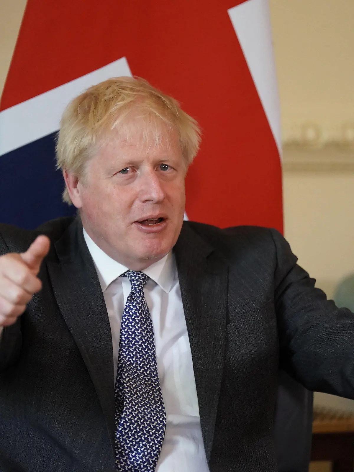 ARCHIV - 13.06.2022, Großbritannien, London: Boris Johnson, damaliger Premierminister von Großbritannien, gestikuliert vor seinem Gespräch mit Portugals Premierminister Costa in der 10 Downing Street. (zu dpa "Ex-Premier Johnson ruft Deutschland zur Panzerlieferung auf") Foto: Aaron Chown/PA Wire/dpa +++ dpa-Bildfunk +++