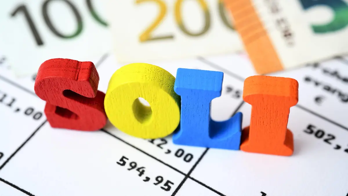 Bunte Buchstaben bilden das Wort Soli auf einem Steuerschreiben, Symbolfoto Solidaritätszuschlag *** Colorful letters form the word Soli on a tax letter, symbol photo solidarity surcharge  