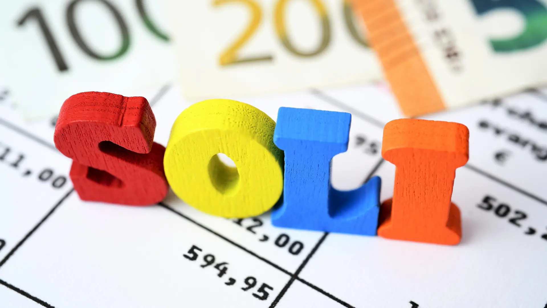 Bunte Buchstaben bilden das Wort Soli auf einem Steuerschreiben, Symbolfoto Solidaritätszuschlag *** Colorful letters form the word Soli on a tax letter, symbol photo solidarity surcharge