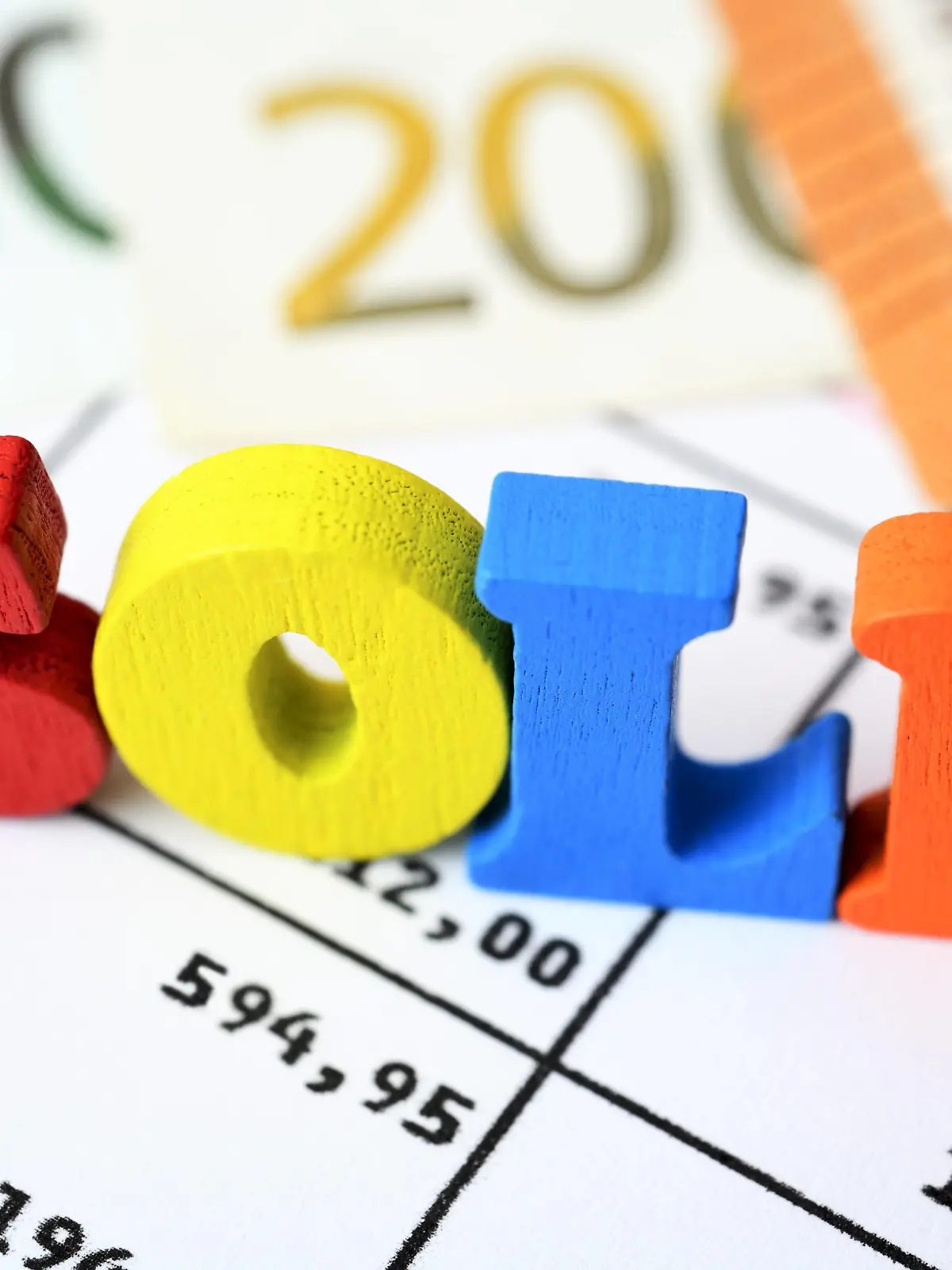 Bunte Buchstaben bilden das Wort Soli auf einem Steuerschreiben, Symbolfoto Solidaritätszuschlag *** Colorful letters form the word Soli on a tax letter, symbol photo solidarity surcharge  