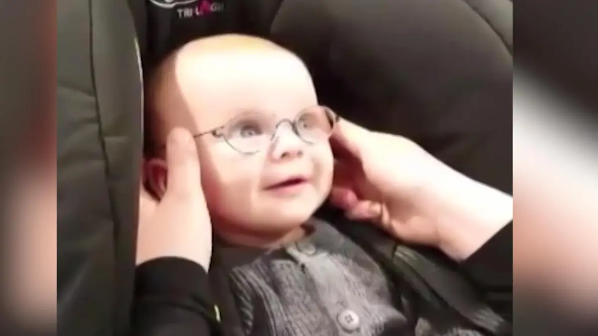 Kleiner Emil sieht seine Mutter zum ersten Mal Dieses Video rührt das Netz 