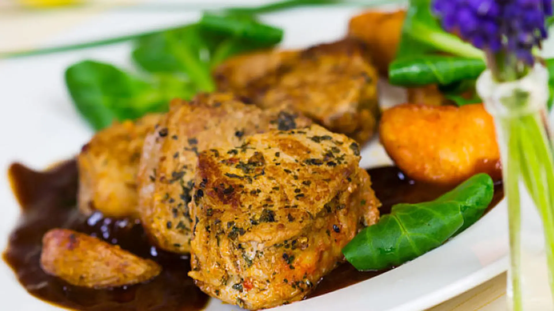 Schweinefilet mit Karotten und Kartoffelstroh Kochen in nur vier Minuten!