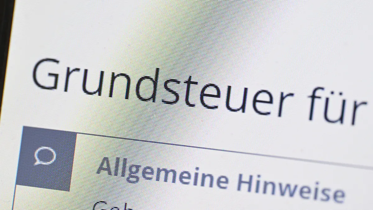 ARCHIV - 13.09.2022, Baden-Württemberg, Stuttgart: Das Wort Grundsteuer erscheint auf einem Computerbildschirm auf der Seite des Online-Steuerportals Elster. Bei den Finanzämtern in Bransdenburg sind bisher knapp 805 000 Erklrärungen eingegangen. (zu dpa «Erst Zweidrittel der Brandenburger Grundsteuererklärungen eingereicht») Foto: Bernd Weißbrod/dpa +++ dpa-Bildfunk +++