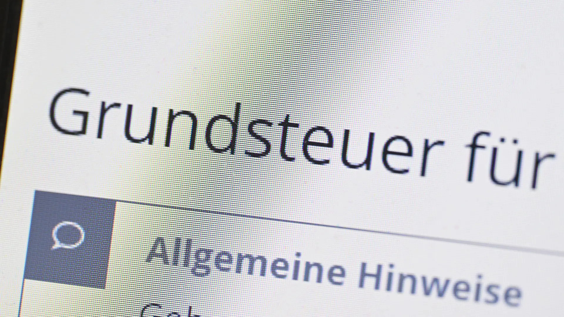 ARCHIV - 13.09.2022, Baden-Württemberg, Stuttgart: Das Wort Grundsteuer erscheint auf einem Computerbildschirm auf der Seite des Online-Steuerportals Elster. Bei den Finanzämtern in Bransdenburg sind bisher knapp 805 000 Erklrärungen eingegangen. (zu dpa «Erst Zweidrittel der Brandenburger Grundsteuererklärungen eingereicht») Foto: Bernd Weißbrod/dpa +++ dpa-Bildfunk +++