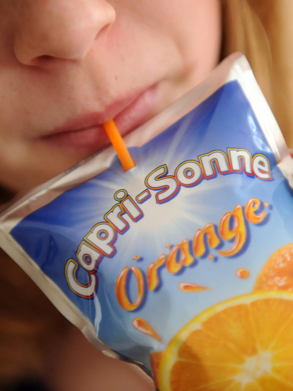 Ein Kind trinkt am Montag (26.01.2009) in Karlsruhe aus einem Beutel das Fruchtsaftgetränk Capri-Sonne. Das Getränk feiert in diesem Jahr sein 40-jähriges Bestehen. Foto: Uli Deck dpa/lsw +++(c) dpa - Report+++