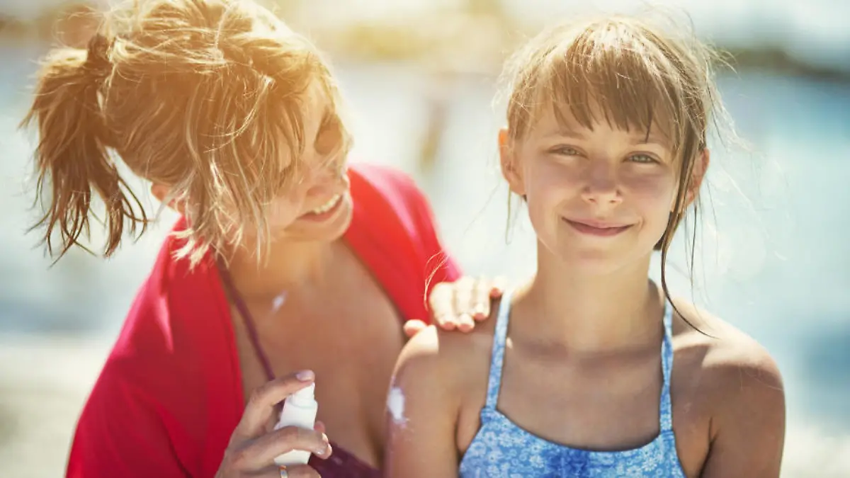 Sonnencreme zum Sprühen, Cremen oder doch Rollen? Diese Methode schützt am besten