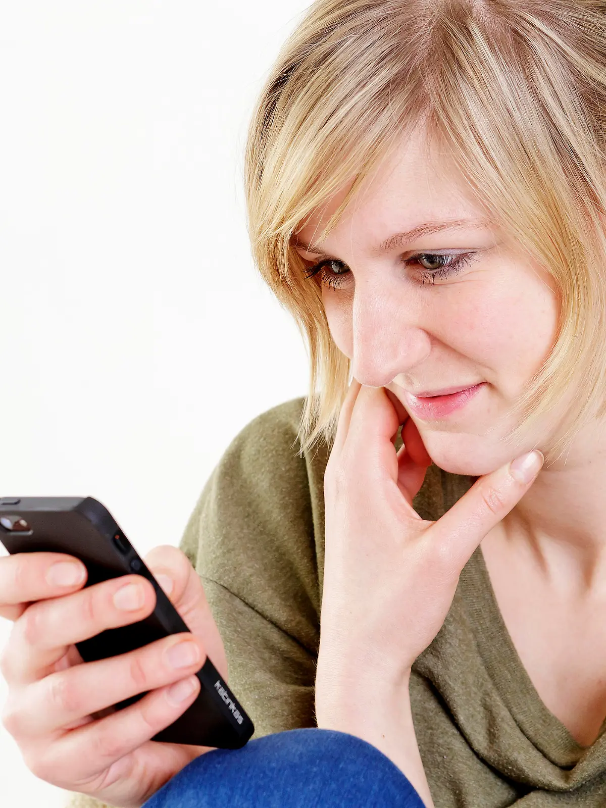 ILLUSTRATION - Eine Frau schreibt am 11.02.2013 in Berlin eine SMS auf ihrem Smartphone.