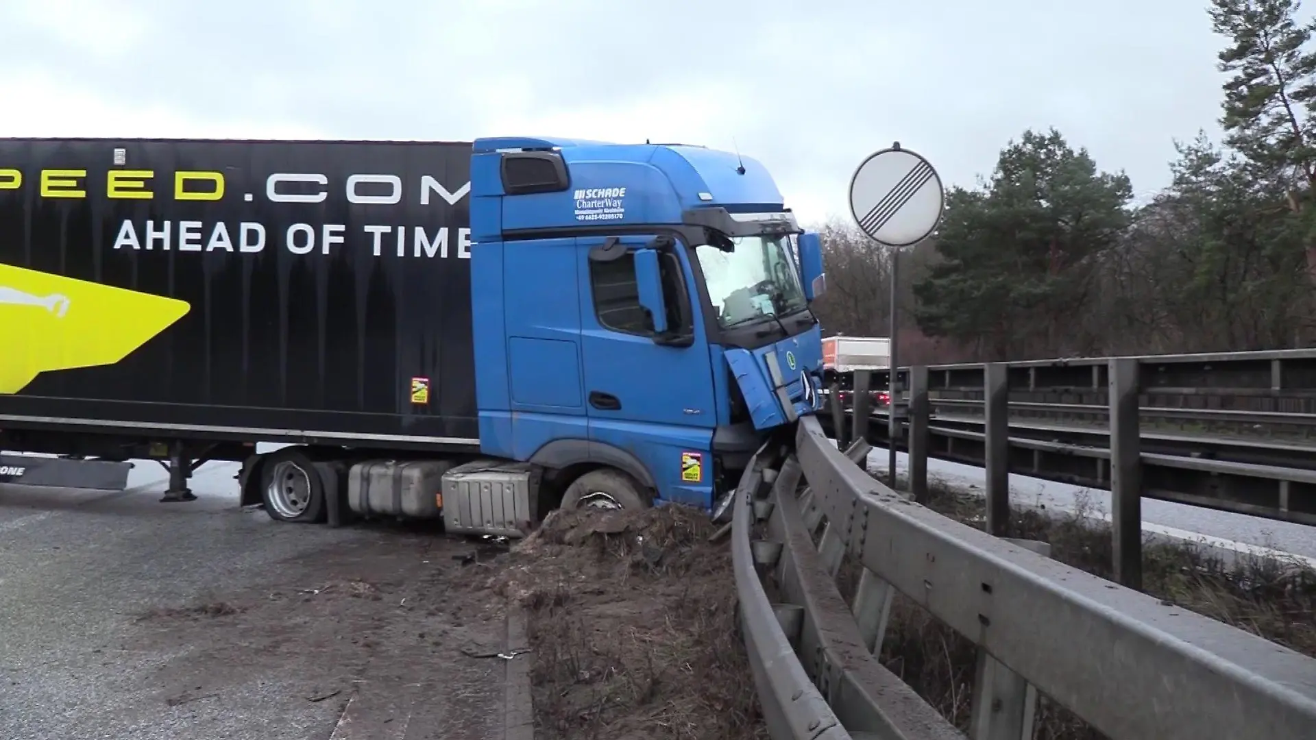Gegen 5.00 Uhr fuhr der Lkw gegen die Leitplanke der A7 in Höhe der Anschlussstelle Heimfeld.