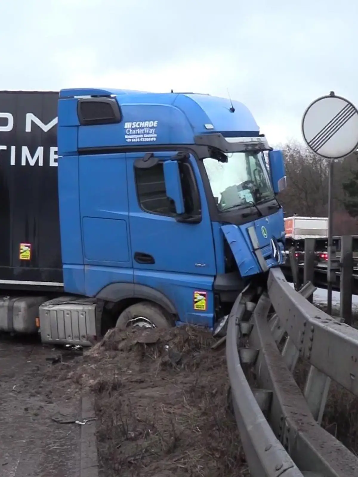 Gegen 5.00 Uhr fuhr der Lkw gegen die Leitplanke der A7 in Höhe der Anschlussstelle Heimfeld.