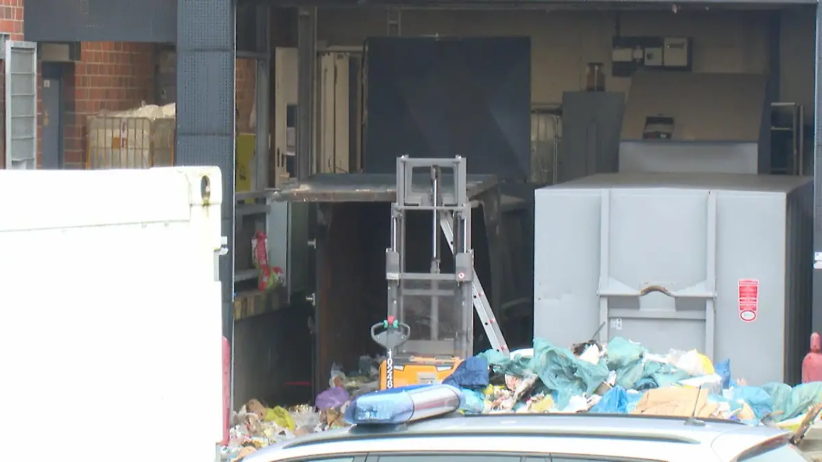 Mann wird von Müllpresse zerquetscht