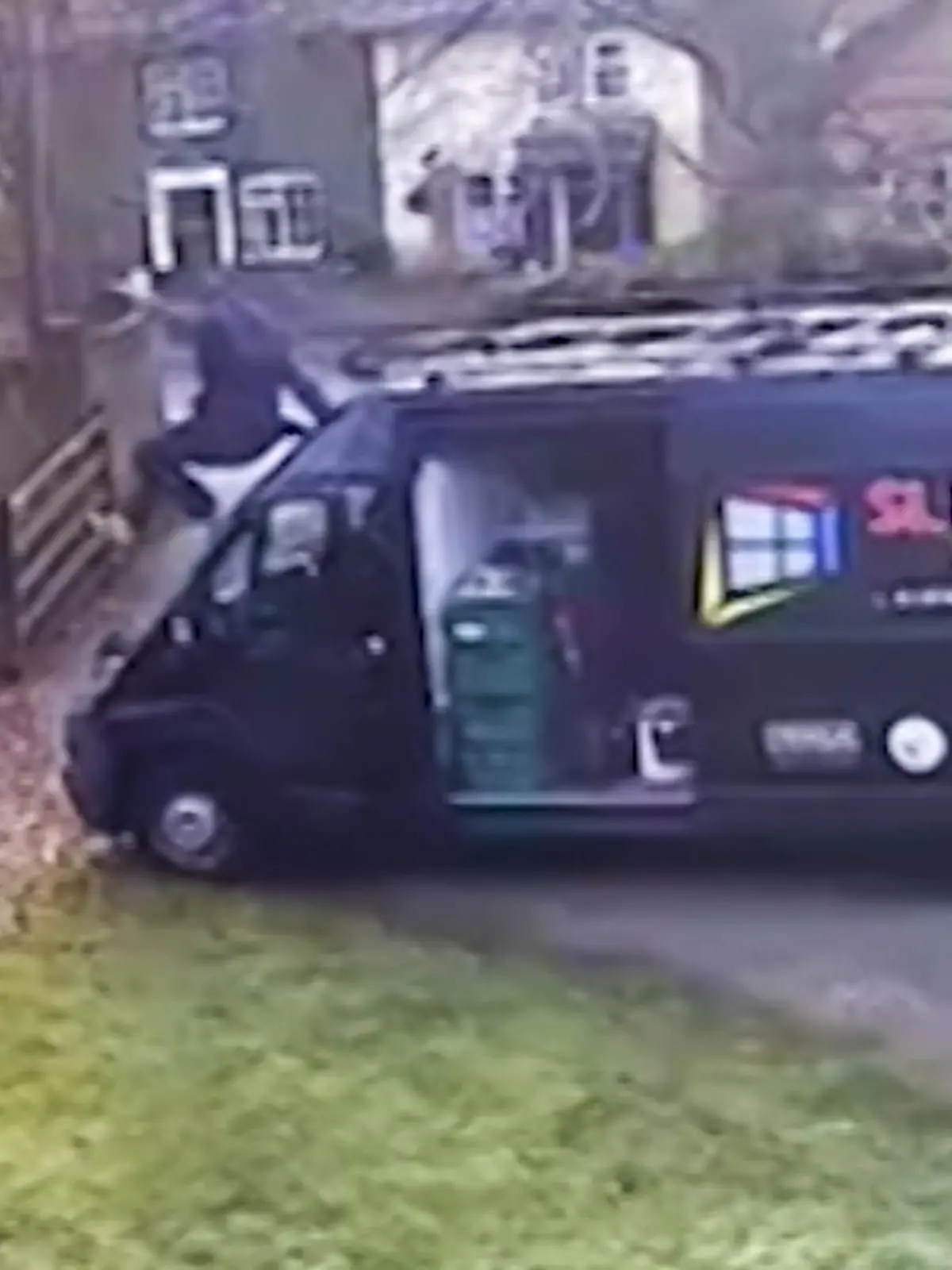 Ein Lieferwagenfahrer hat in Essex, England sein Fahrzeug mit reiner Muskelkraft gestoppt. Als dieses einfach losrollt, sprintet er übers Dach und springt vor den Wagen.