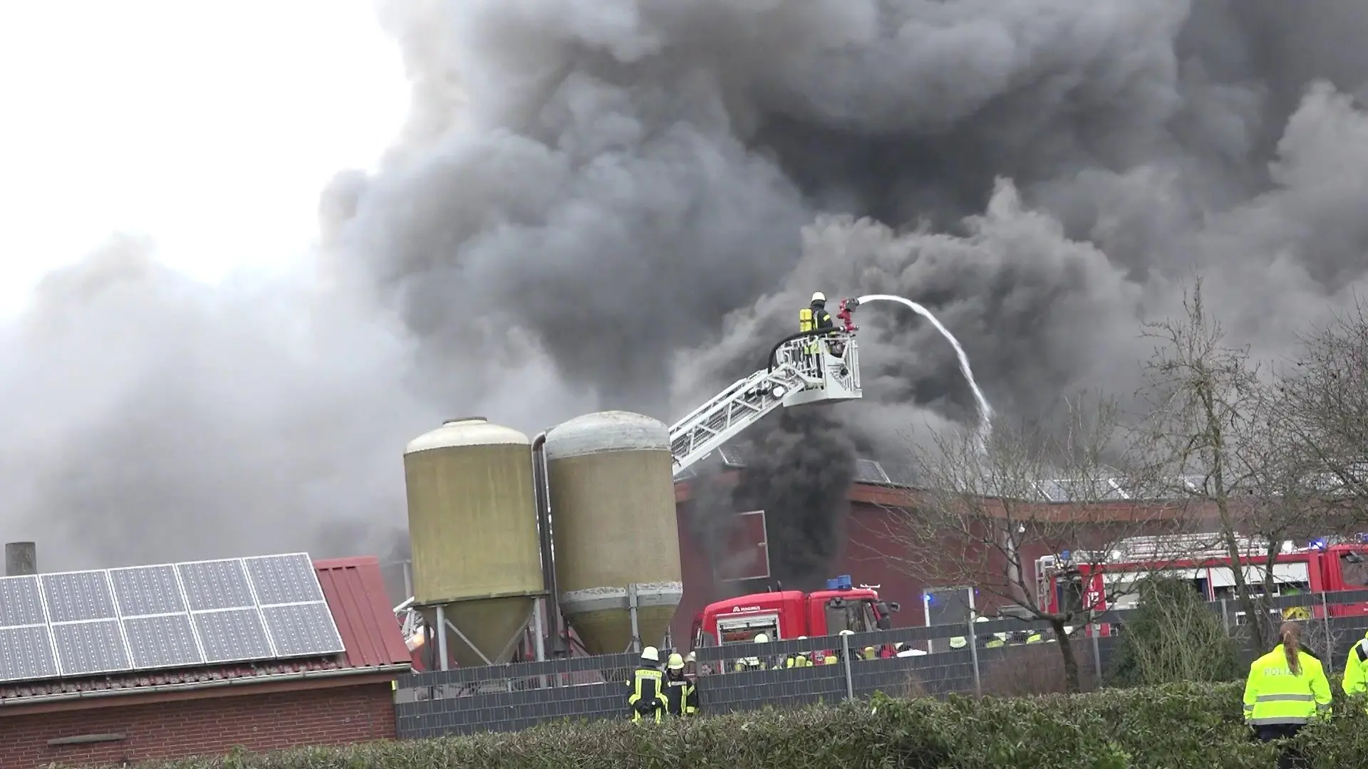 Bei dem Stallbrand im Landkreis Emsland waren rund 150 Feuerwehrleute im Einsatz.