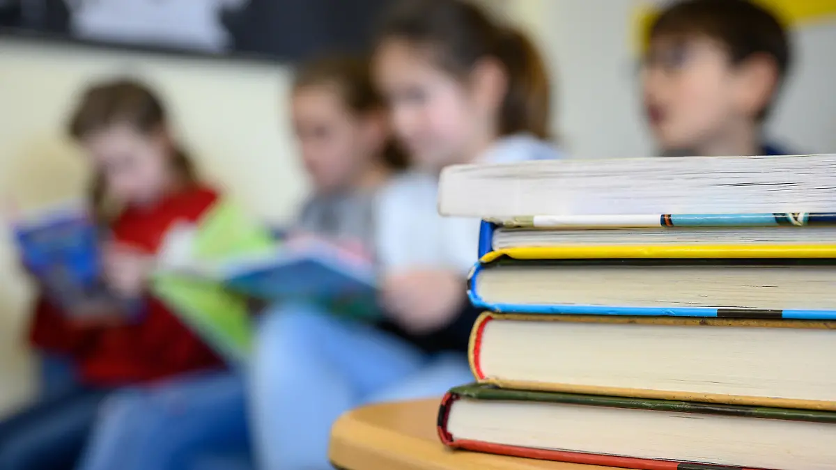 Kinder lesen in einer Grundschule.