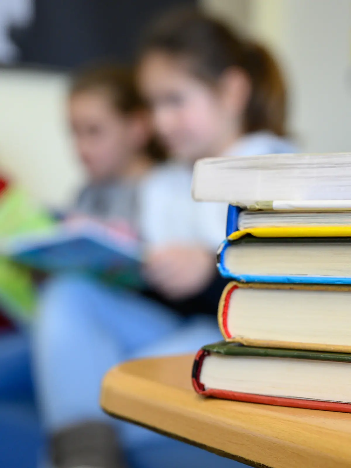 Kinder lesen in einer Grundschule.