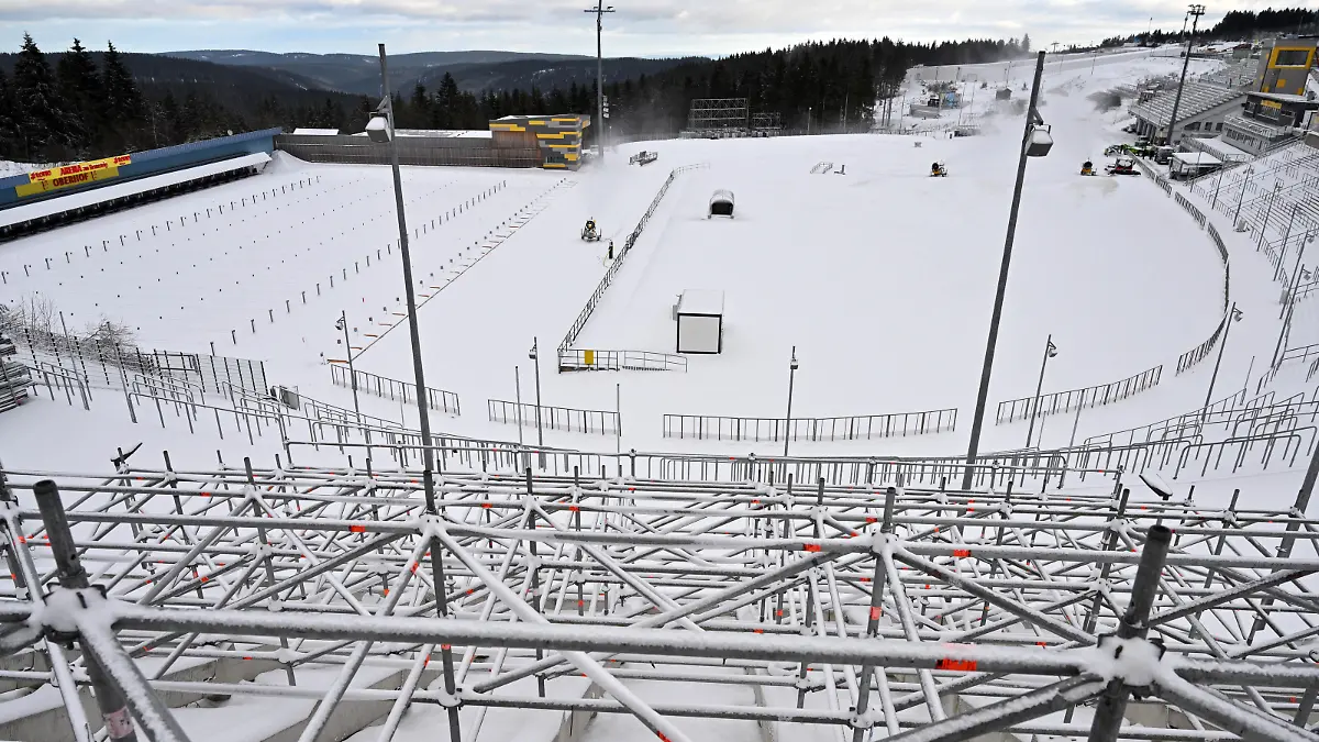Im winterlichen Weiß zeigt sich die Lotto Thüringen Arena am Rennsteig, das Biathlonstadion, wo in wenigen Wochen die Biathlon-WM stattfindet. Knapp 5 Zentimeter Schnee liegen hier am Rennsteig im Thüringer Wald. Wintersportfans und Pistenbetreiber können sich auf einen erneuten Wintereinbruch in Ostdeutschland freuen.