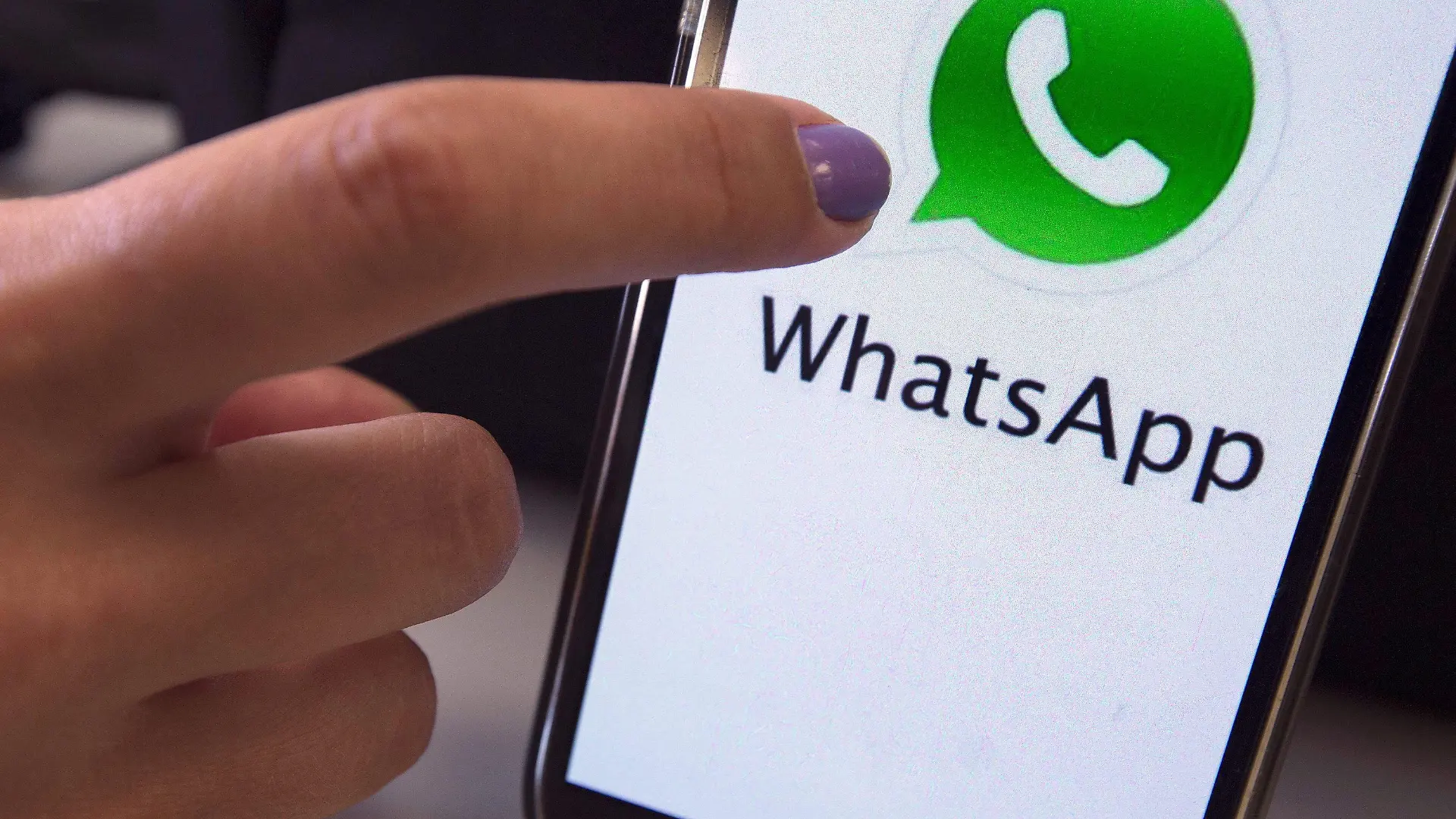 epa05432190 A photo made available 19 July 2016 shows a mobile phone featuring the WhatsApp messenger application, in Sao Paulo, Brazil, 17 December 2015. Reports on 19 July 2016 state that a judge in Brazil has ordered Brazilian mobile phone carriers to block the free messenger application WhatsApp, which is owned by Facebook, the third such ban in eight months. The ban has reportedly been imposed because of Facebook's alleged refusal to share private user information with Brazilian authorities for a police investigation. EPA/MARCELO SAYAO +++(c) dpa - Bildfunk+++