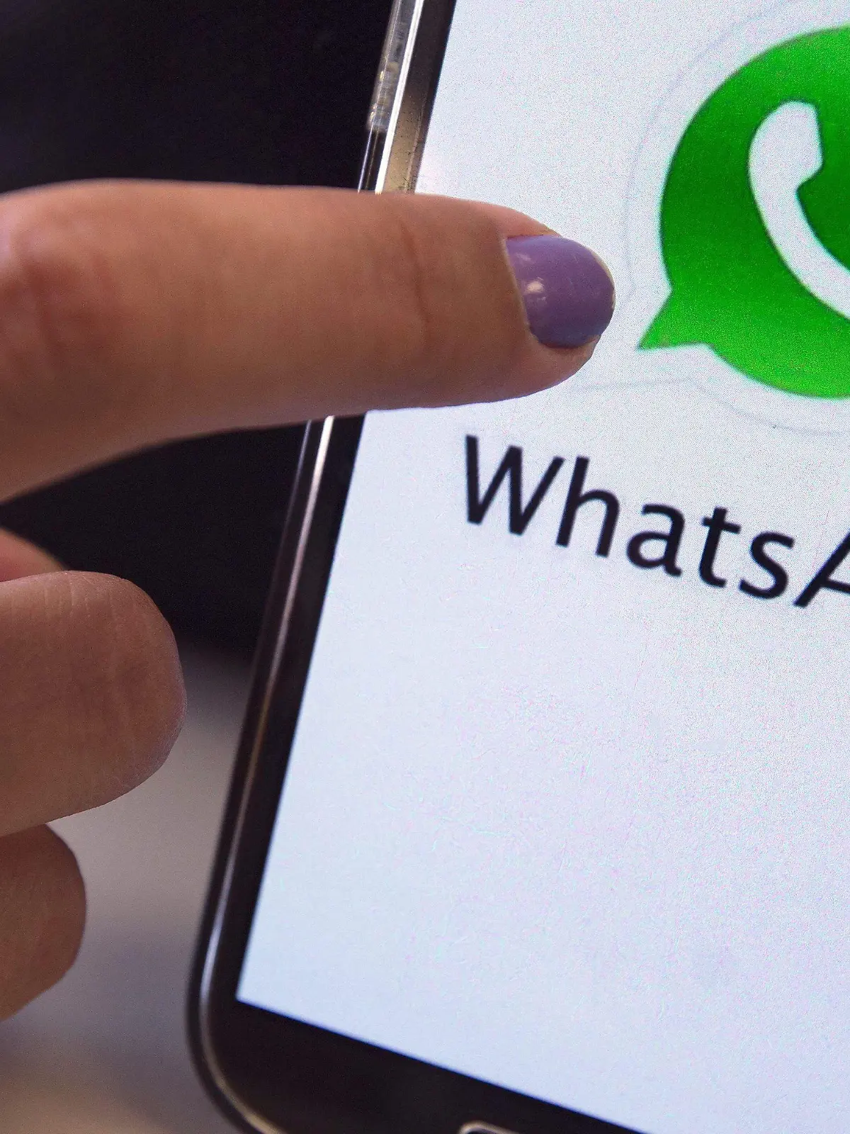 epa05432190 A photo made available 19 July 2016 shows a mobile phone featuring the WhatsApp messenger application, in Sao Paulo, Brazil, 17 December 2015. Reports on 19 July 2016 state that a judge in Brazil has ordered Brazilian mobile phone carriers to block the free messenger application WhatsApp, which is owned by Facebook, the third such ban in eight months. The ban has reportedly been imposed because of Facebook's alleged refusal to share private user information with Brazilian authorities for a police investigation. EPA/MARCELO SAYAO +++(c) dpa - Bildfunk+++