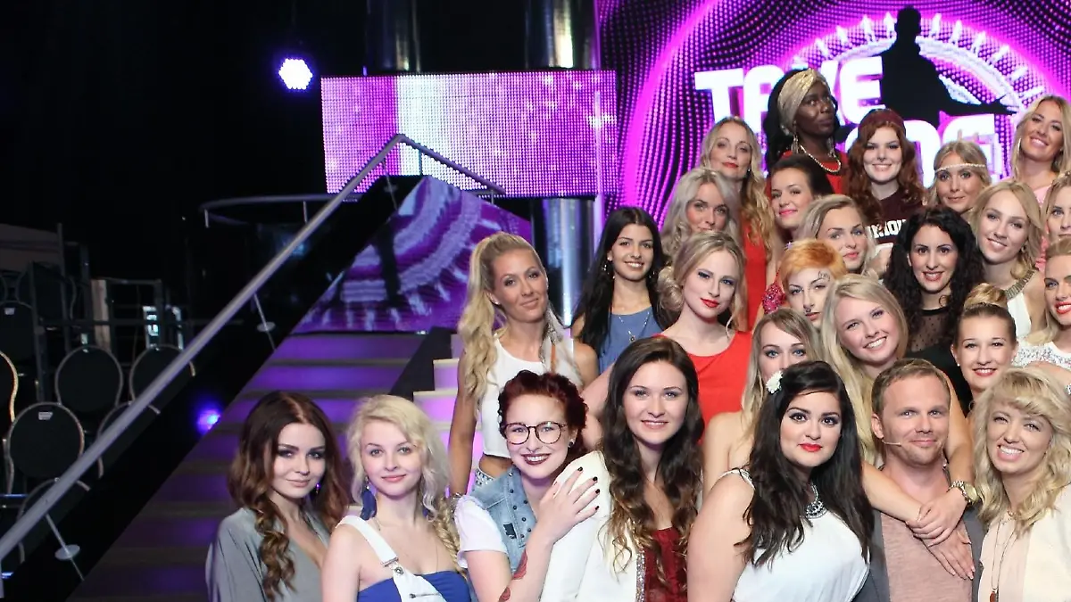 In der rasant-witzigen Dating-Show mit Ralf Schmitz stellt sich ein Mann 30 attraktiven Ladies. Über drei Runden muss er die Frauen von seinem Typ überzeugen, um sich dann für seine Herz-Dame zu entscheiden.
