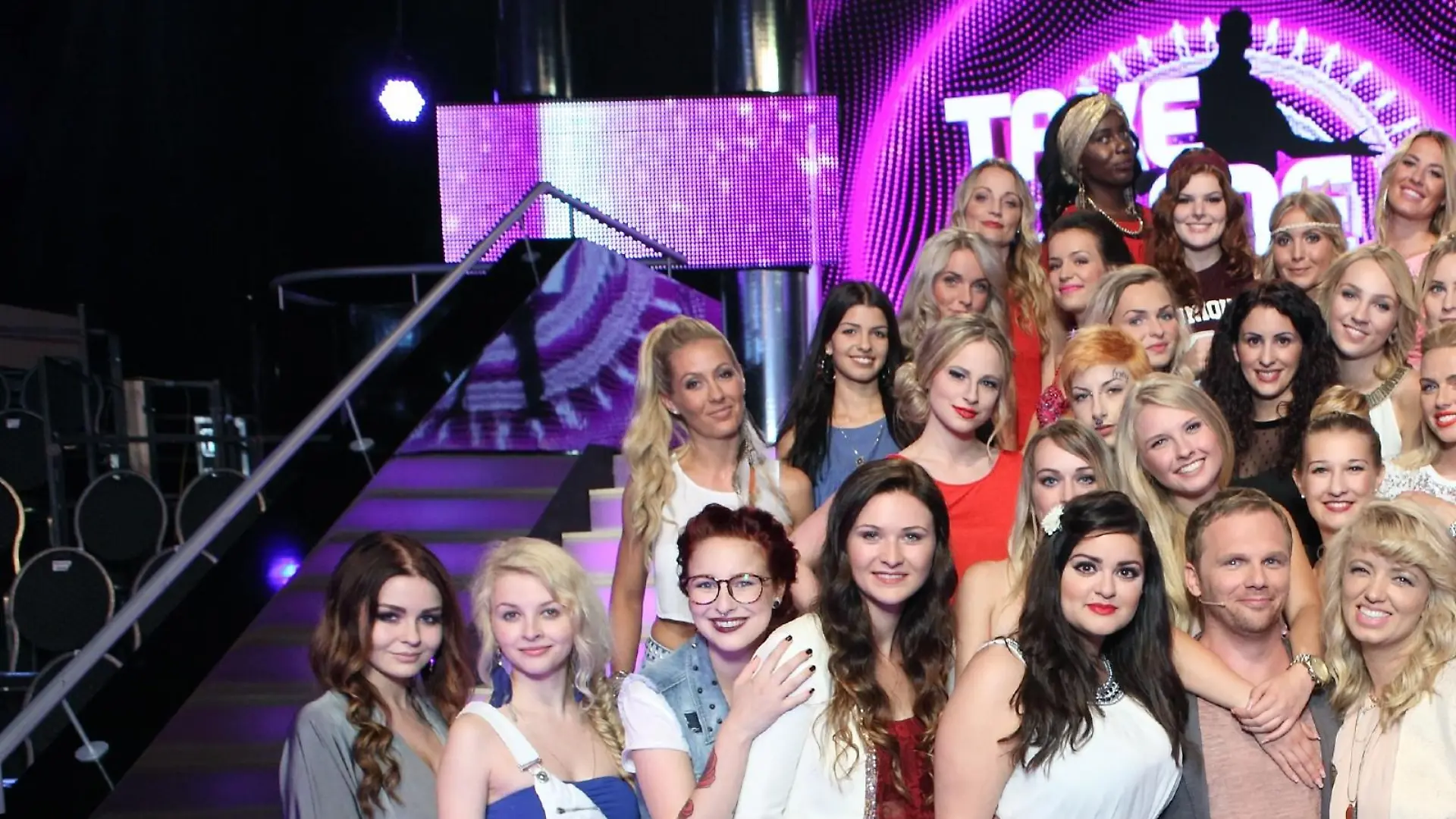 In der rasant-witzigen Dating-Show mit Ralf Schmitz stellt sich ein Mann 30 attraktiven Ladies. Über drei Runden muss er die Frauen von seinem Typ überzeugen, um sich dann für seine Herz-Dame zu entscheiden.