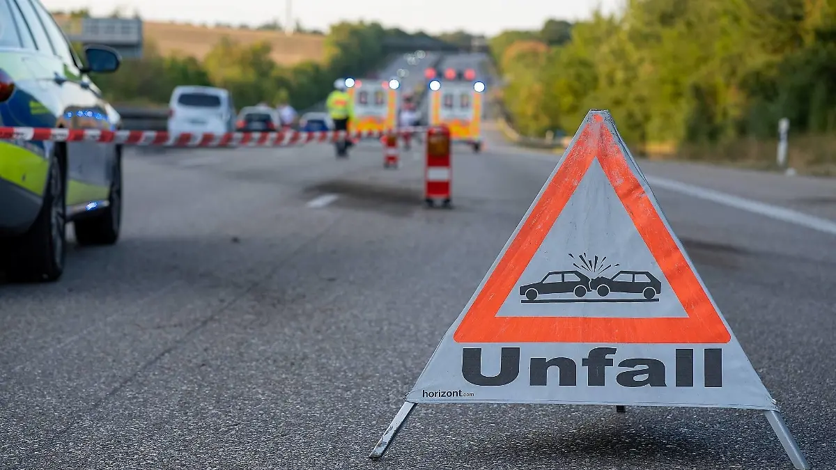  Symbolbilder Absperrungen Sperrungen auf der Autobahn wegen einem Unfall Hinweisschilder, Warnbaken, Warndreiecke, 01.09.2022: Symbolbilder Absperrungen Sperrungen auf der Autobahn wegen einem Unfall Hinweisschilder, Warnbaken, Warndreiecke. Warndreieck mit der Aufschrift Unfall, im Hintergrund unscharf Einsatzfahrzeuge mit eingeschaltetem Blaulicht. Foto: KS-Images.de / Karsten Schmalz Ludwigsburg , Baden-Württemberg Germany *** Iconic images barriers closures on the highway because of an accident signs, warning beacons, warning triangles, 01 09 2022 Iconic images barriers closures on the highway because of an accident signs, warning beacons, warning triangles warning triangle with the inscription accident, in the background blurred eme